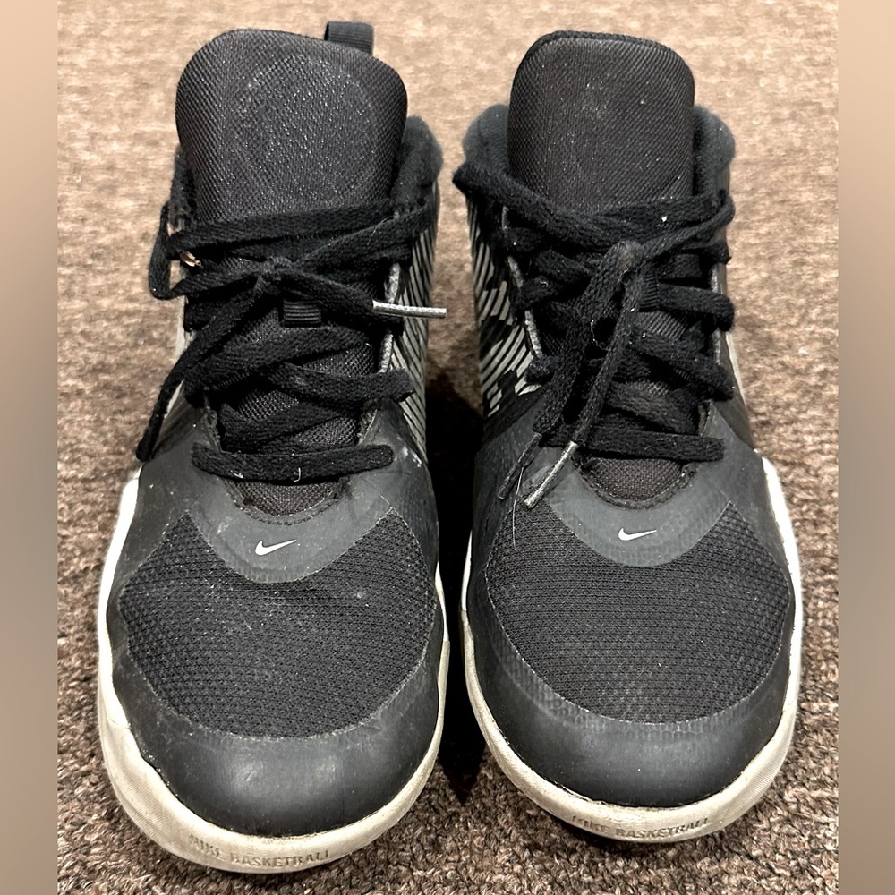EUC Nike Black Streamlined Sneakers Boys 5Y AQ4224-001